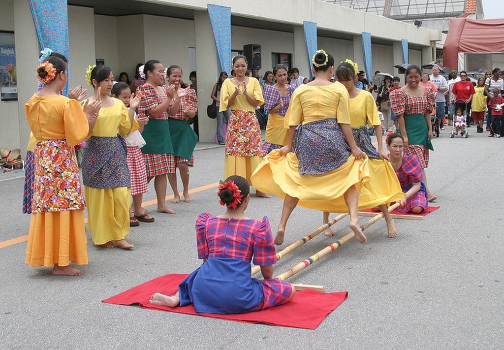 Tinikling điệu nhảy sạp truyền thống của Philippines