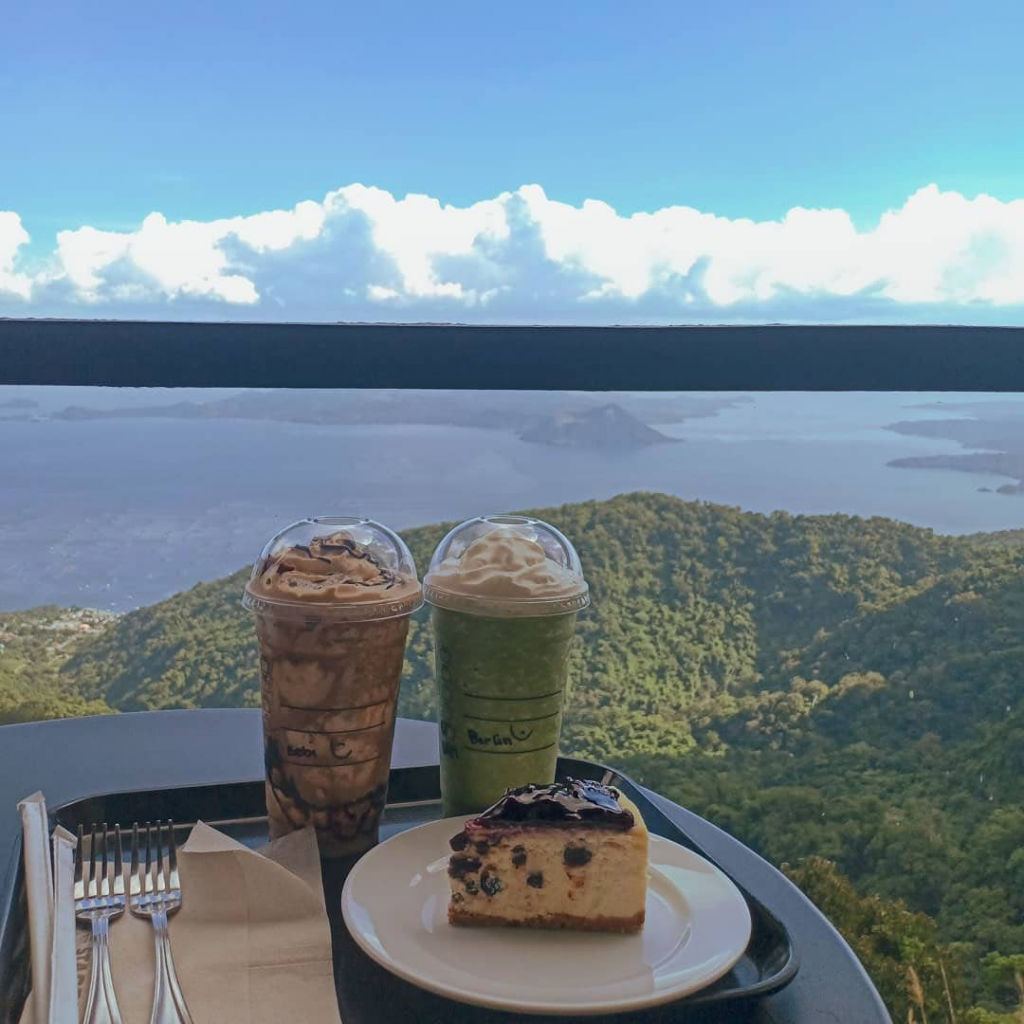 Ngắm hồ núi lửa Taal từ Starbucks