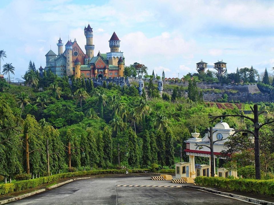 Ghé thăm Disneyland của Philippines - Fantasy World Batangas