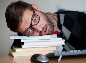 Phải làm gì để hạn chế buồn ngủ trong giờ làm việc
