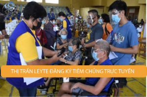 Những người cao tuổi ở Palo, Leyte chờ đến lượt được tiêm vắc-xin Covid-19