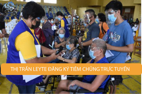 Những người cao tuổi ở Palo, Leyte chờ đến lượt được tiêm vắc-xin Covid-19