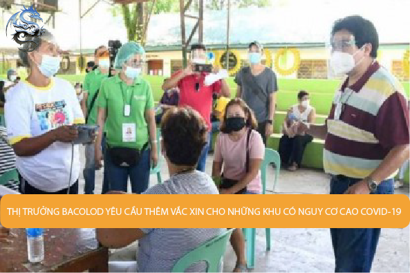 Thị trưởng thành phố Bacolod Evelio Leonardia (phải) đã đến thăm trung tâm tiêm chủng ở Barangay Mandalagan