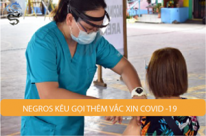 Một nhân viên y tế tiêm vắc-xin Covid-19