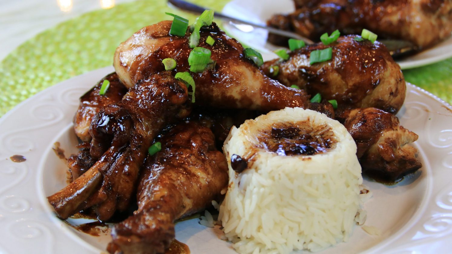 Adobo là gì và vì sao lại trở thành biểu tượng ẩm thực Philippines?