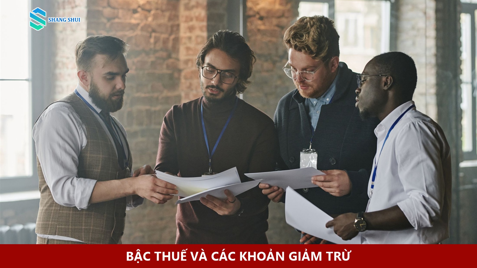 Nhân viên trao đổi và đối chiếu các chứng từ thuế tài chính trên bàn làm việc.