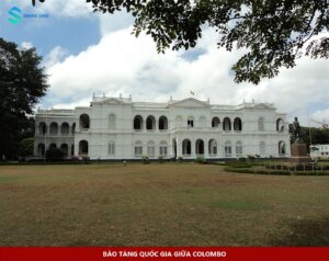 Mặt tiền Bảo tàng quốc gia Colombo nhìn qua khoảng sân và tán cây