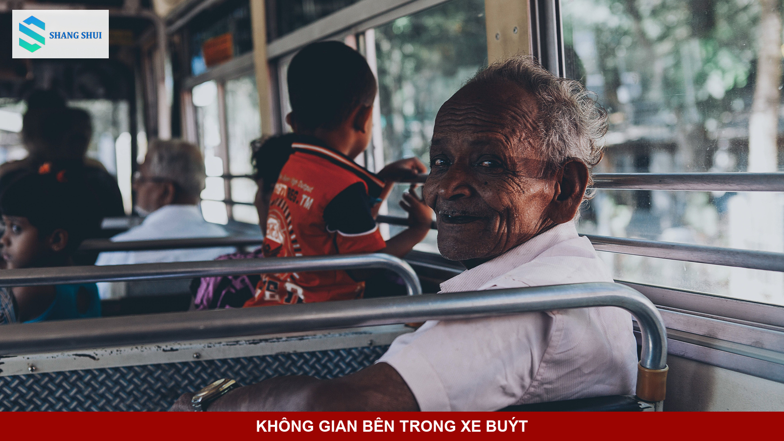 Hành khách ngồi trong xe buýt công cộng tại Sri Lanka