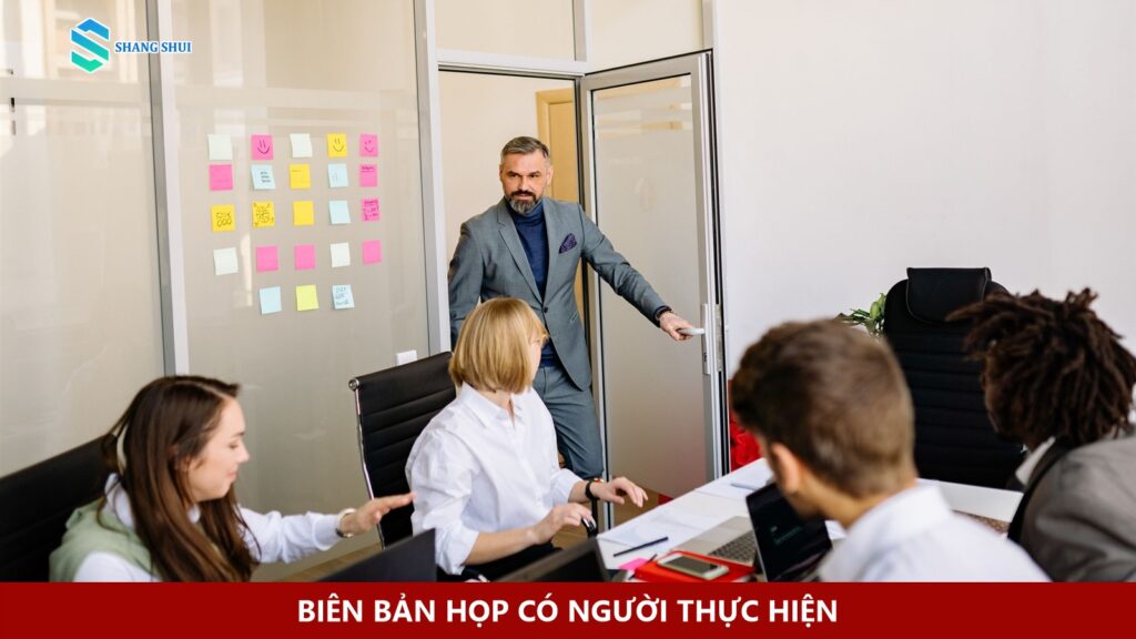 Nhóm đồng nghiệp trao đổi trong cuộc họp bên laptop