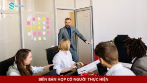 Nhóm đồng nghiệp trao đổi trong cuộc họp bên laptop