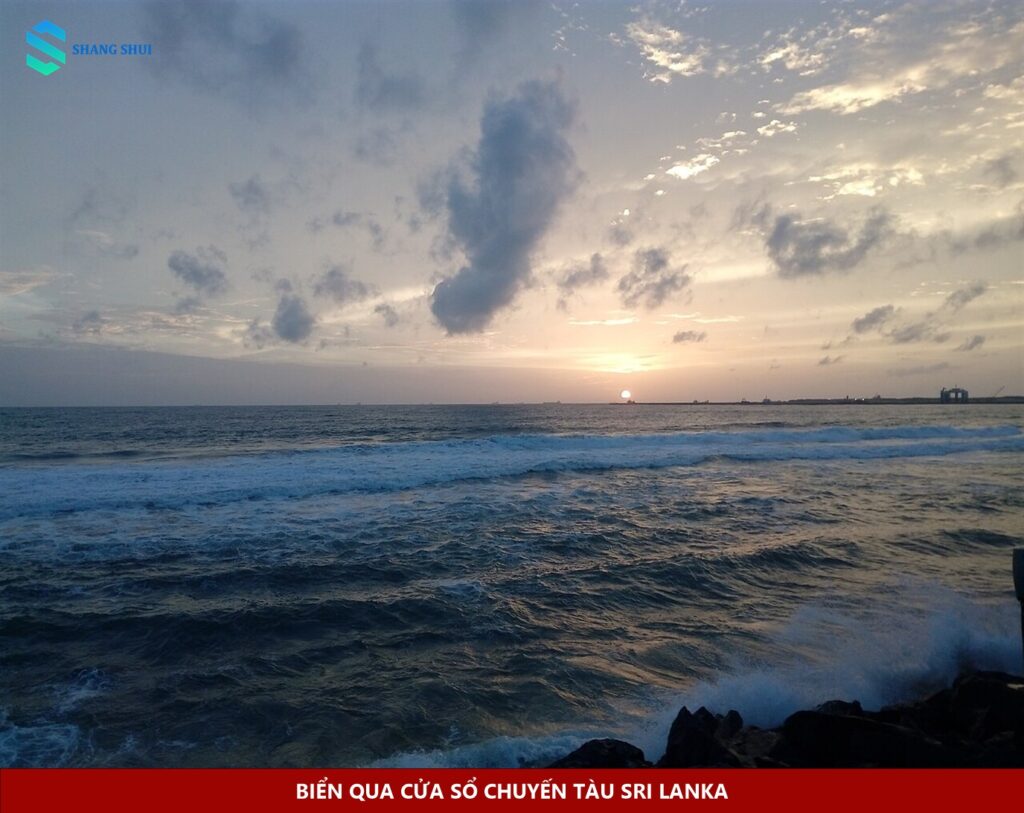 Hoàng hôn trên biển nhìn từ một chuyến tàu ven biển Sri Lanka