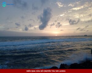 Hoàng hôn trên biển nhìn từ một chuyến tàu ven biển Sri Lanka