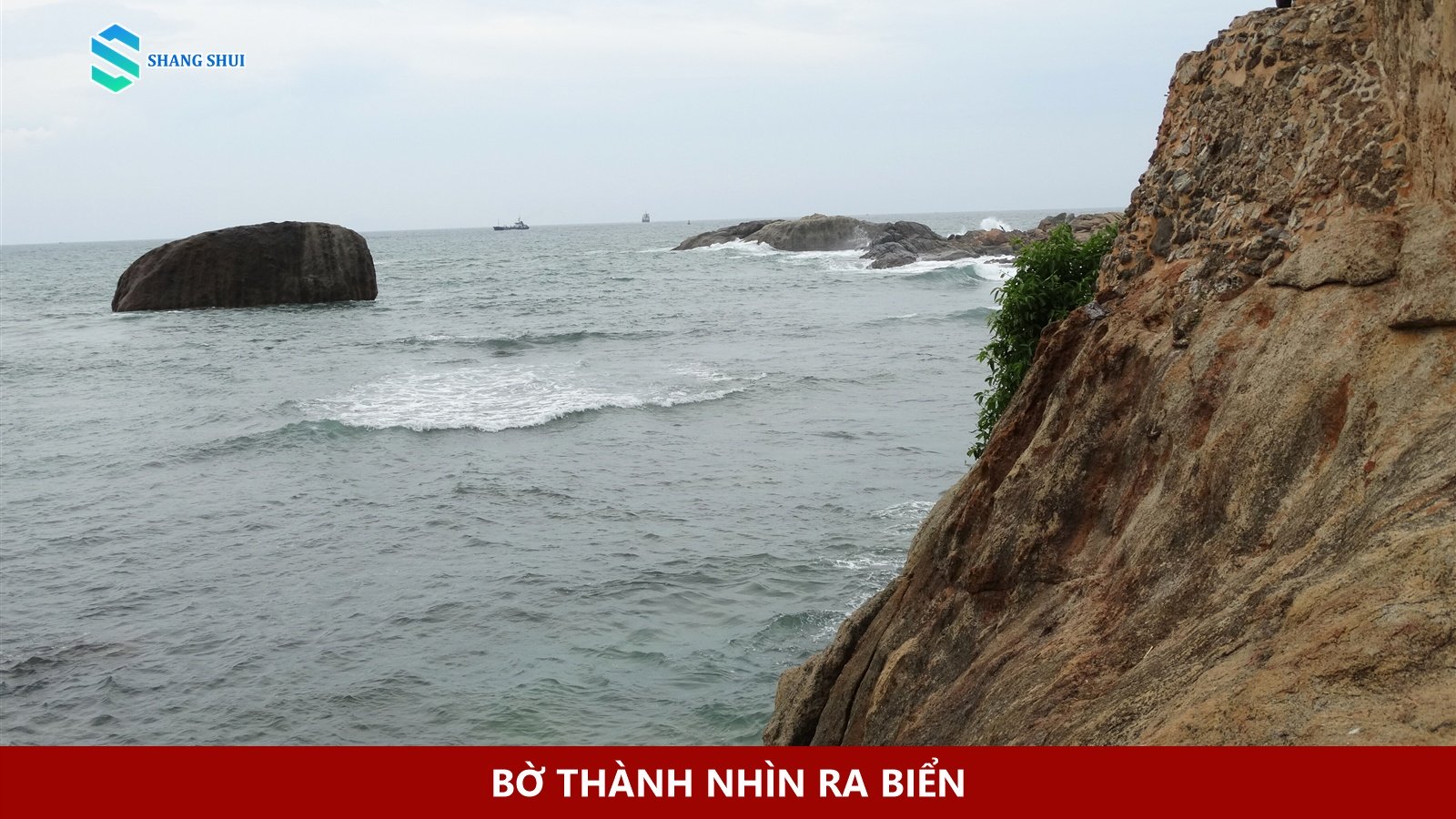 Mặt ngoài tường thành Galle Fort cạnh sóng biển và các khối đá.