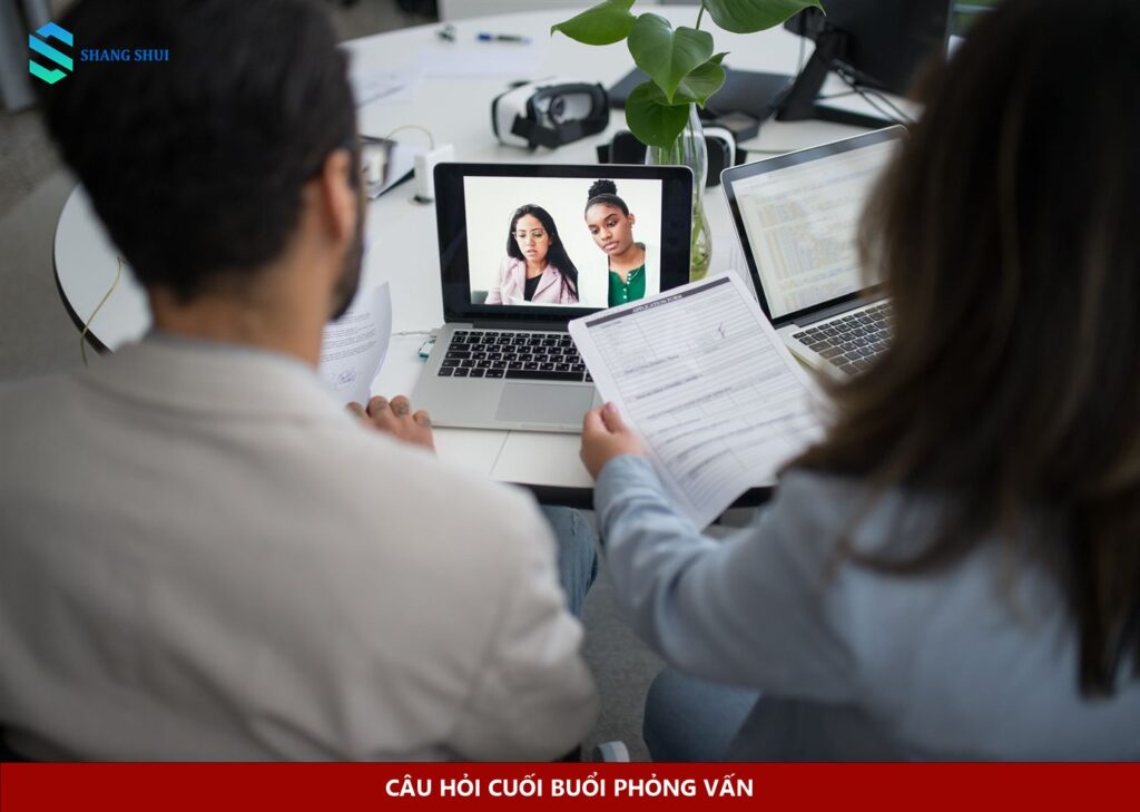Cuộc phỏng vấn trực tuyến qua laptop