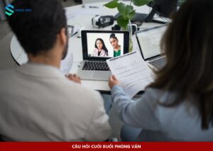 Cuộc phỏng vấn trực tuyến qua laptop