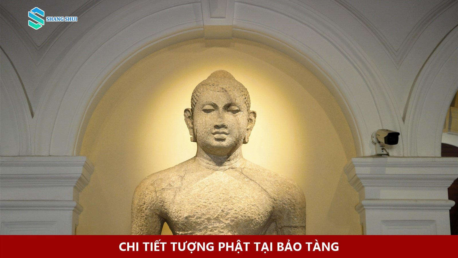 Chi tiết khuôn mặt và thân trên tượng Phật bằng đá tại lối vào Bảo tàng Quốc gia Colombo, ảnh năm 2019.