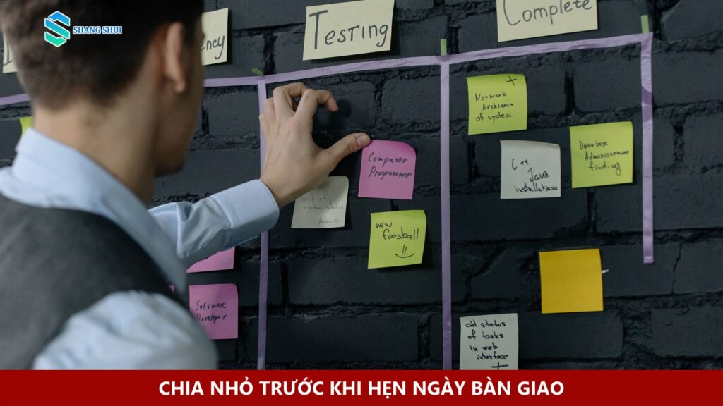 Một người sắp xếp giấy ghi chú trên bảng công việc.