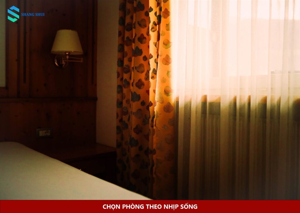 Phòng ngủ có ánh sáng tự nhiên qua cửa sổ