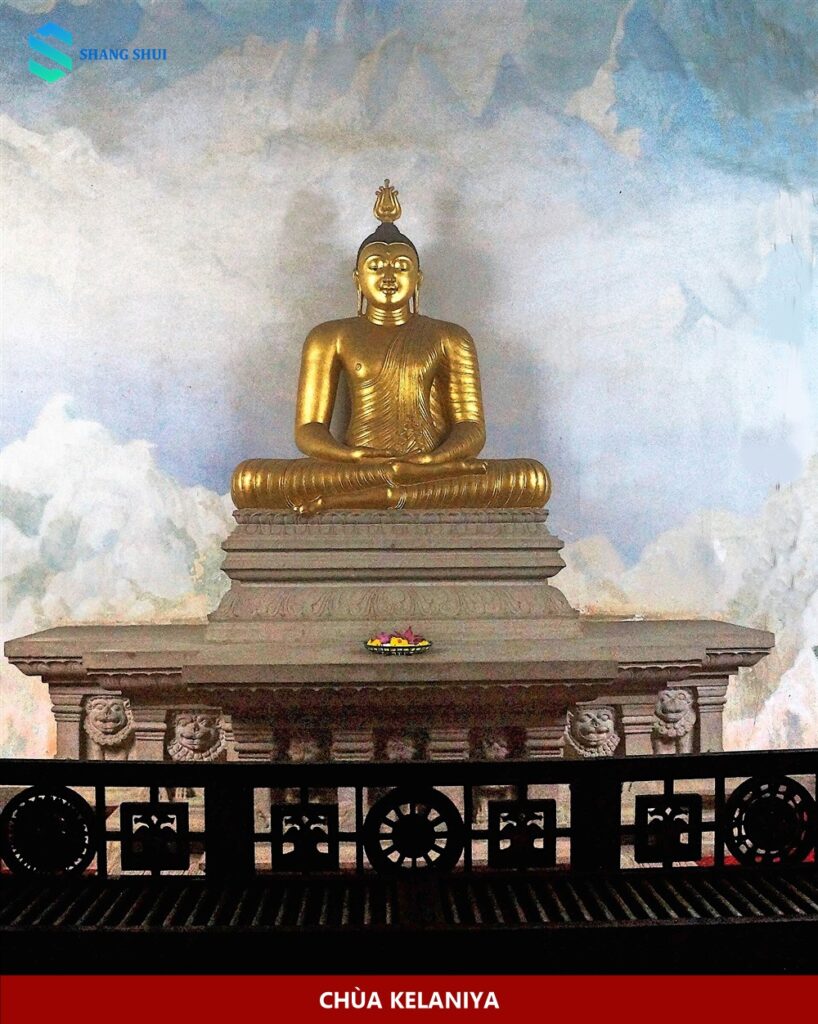Tượng Phật và tranh tường bên trong chùa Kelaniya Raja Maha Viharaya