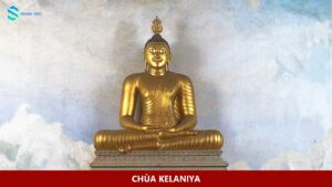 Tượng Phật và tranh tường bên trong chùa Kelaniya Raja Maha Viharaya