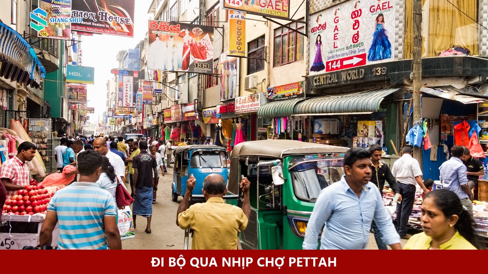 Phố chợ Pettah đông người và xe tuk-tuk trong ảnh năm 2016.