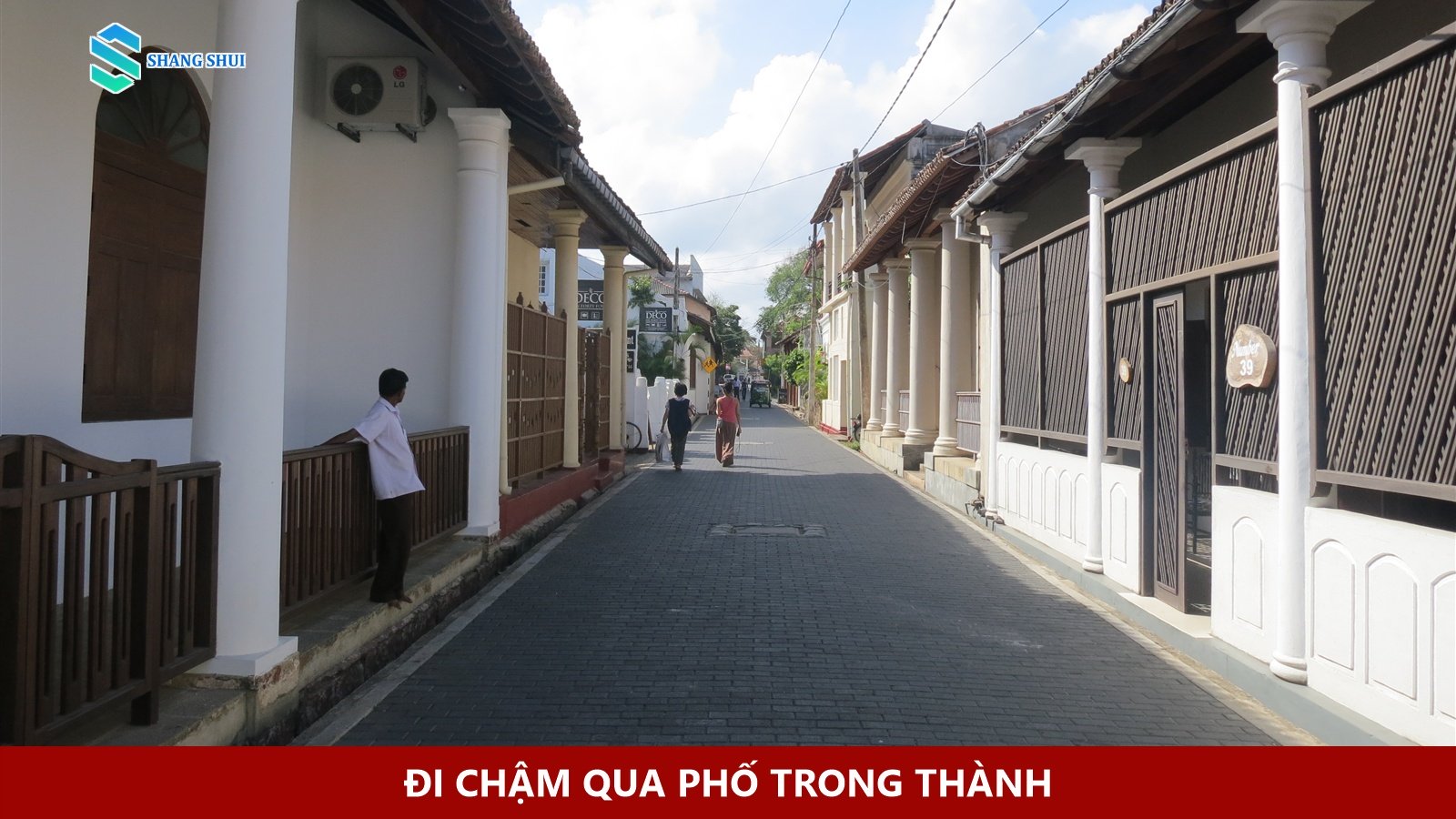 Con phố Galle Fort với hai dãy nhà, hiên cột và người đi bộ trong ảnh năm 2013.