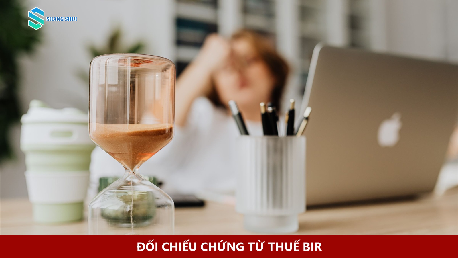 Sổ sách kế toán và máy tính tính toán các khoản thuế thu nhập quyết toán cuối năm.