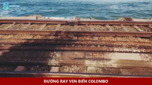 Đường ray chạy cạnh bờ biển ở Colombo