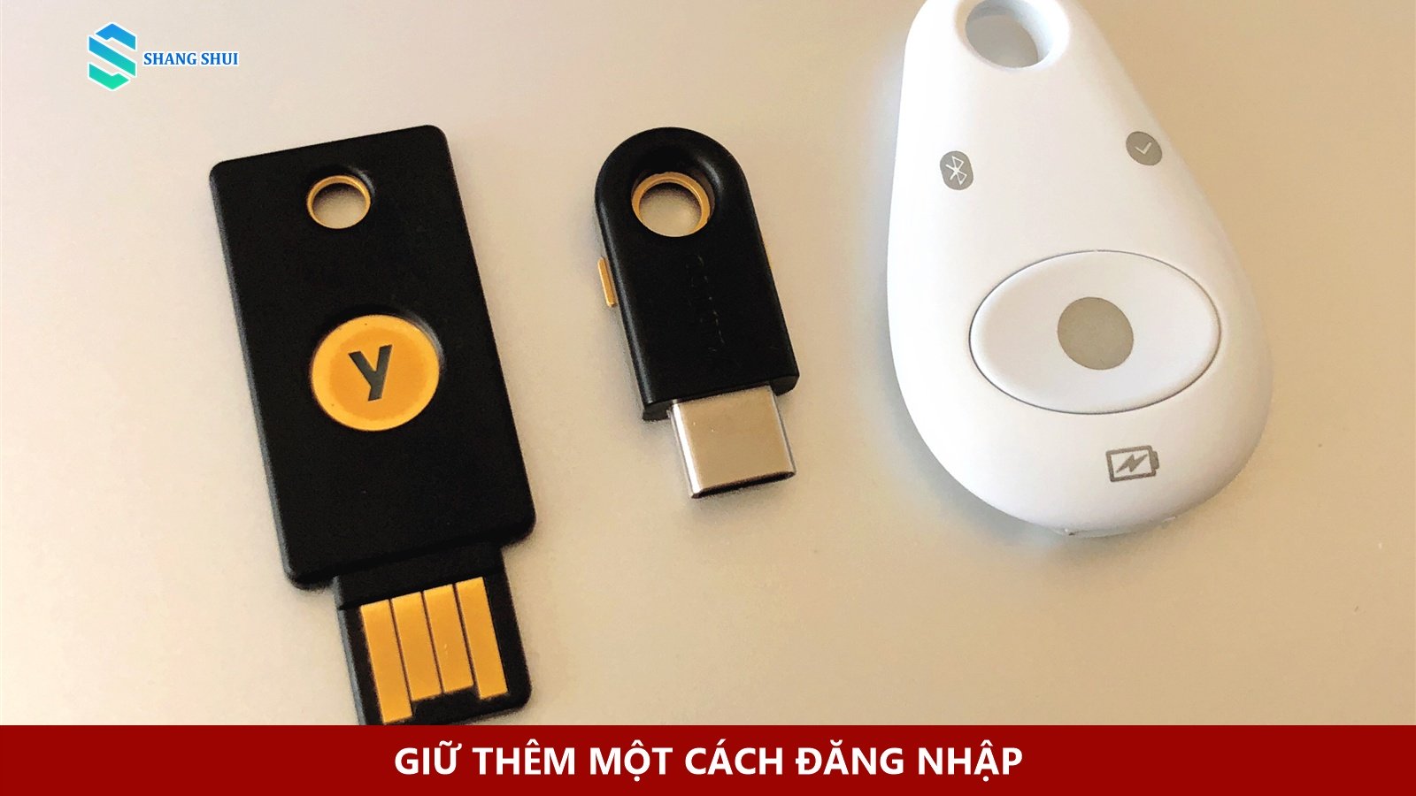 Ba mẫu khóa bảo mật vật lý đặt trên mặt bàn; ảnh minh họa thiết bị năm 2018.