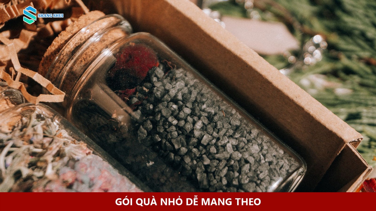 Lọ gia vị thủy tinh nhiều loại trong hộp quà.