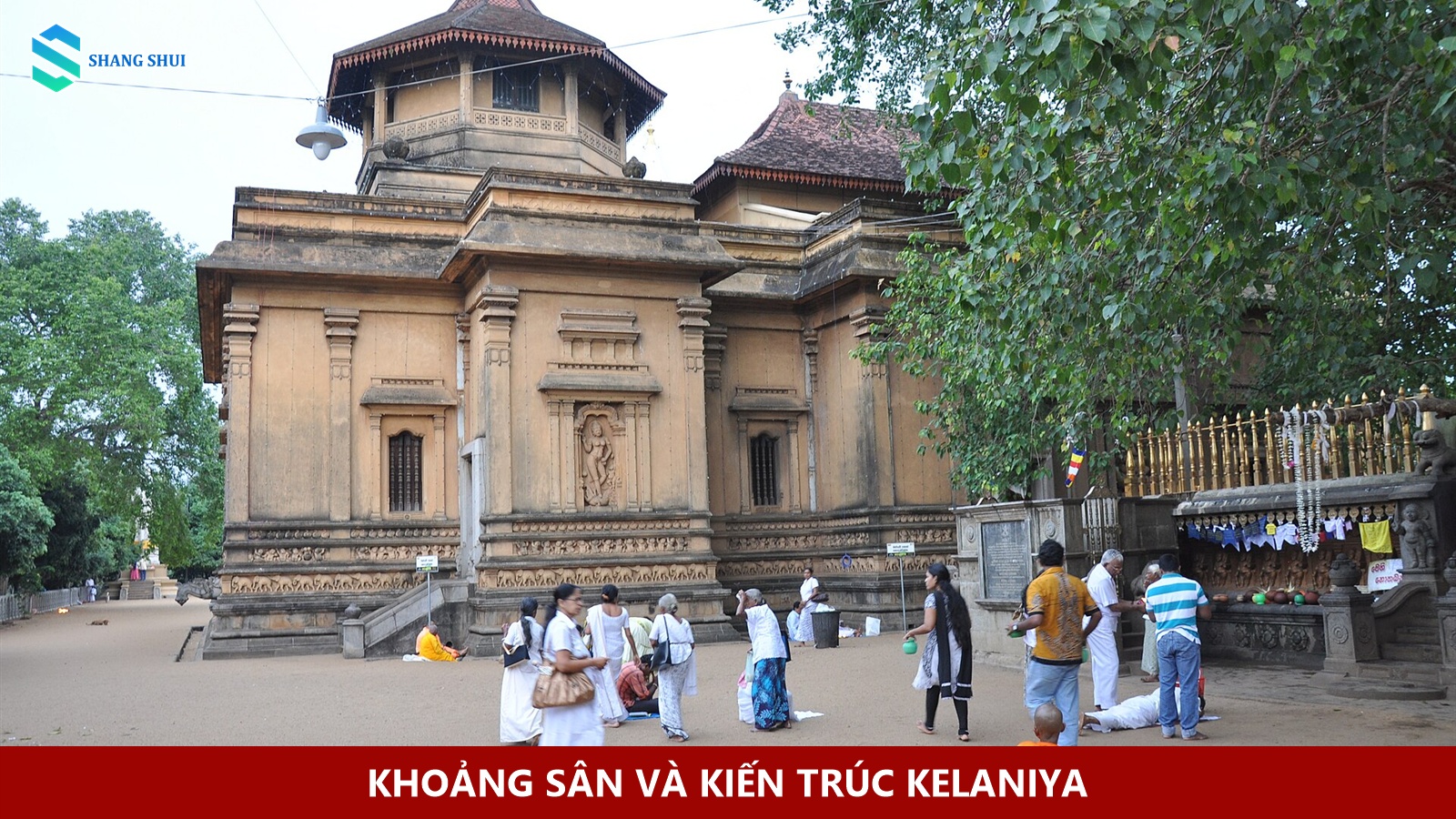 Kiến trúc chùa Kelaniya và khoảng sân có người tham quan