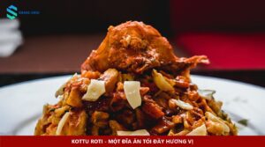 Kottu roti Sri Lanka với bánh cắt nhỏ, rau và phần nhân trên đĩa