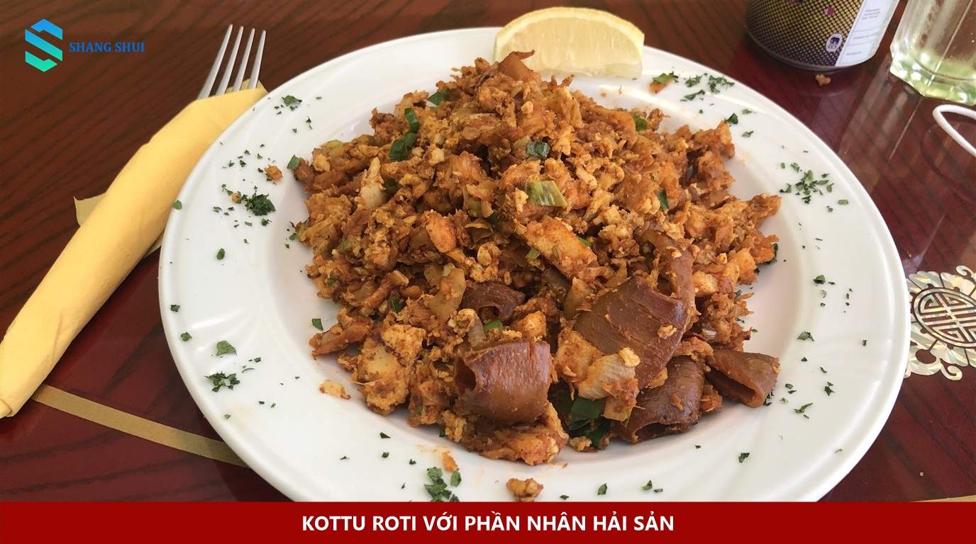 Đĩa kottu roti hải sản với phần bánh và rau được đảo cùng sốt