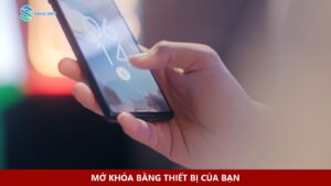 Bàn tay cầm điện thoại minh họa thao tác mở khóa sinh trắc học.