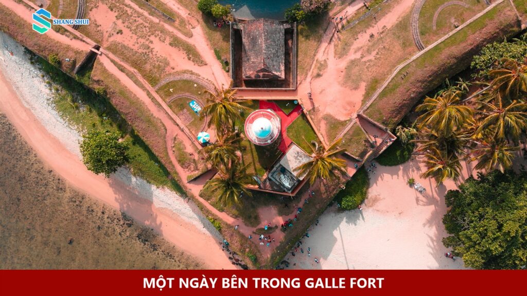 Nhìn từ trên cao xuống hải đăng và góc tường thành Galle Fort.