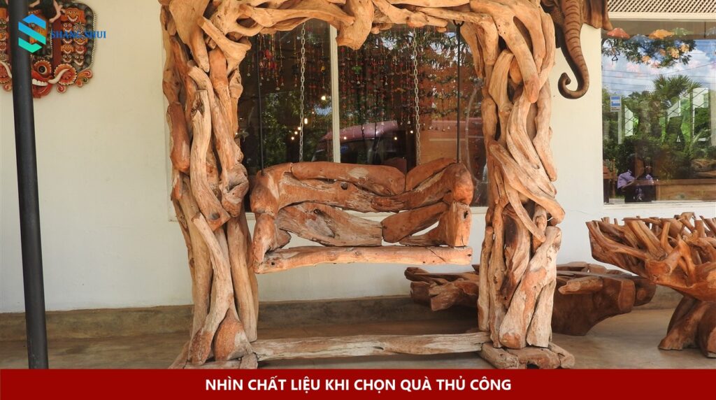 Đồ gỗ chạm khắc hình xích đu tại Sigiriya, thể hiện vân gỗ và các đường chạm trang trí