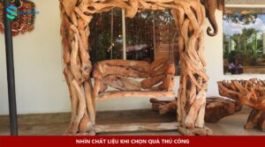 Đồ gỗ chạm khắc hình xích đu tại Sigiriya, thể hiện vân gỗ và các đường chạm trang trí