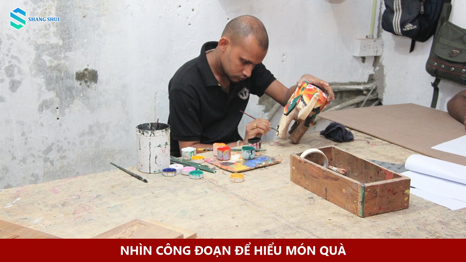 Người thợ tô màu một tượng voi gỗ tại Sri Lanka