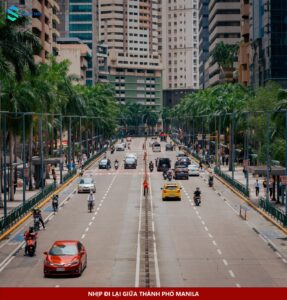 Đường phố Manila với xe cộ và các tòa nhà bên đường