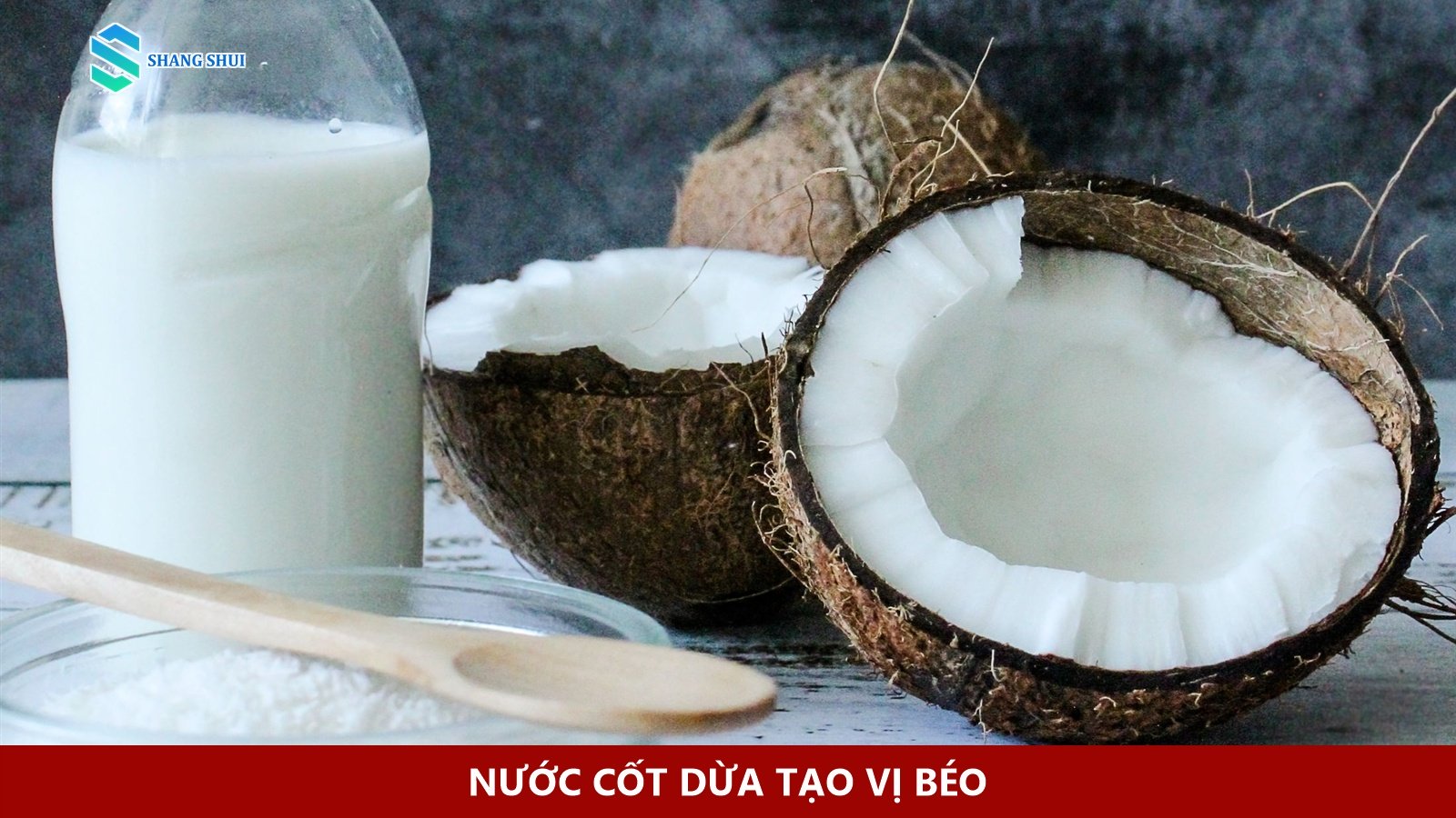 Nước cốt dừa, dừa nạo và vỏ dừa trên bàn