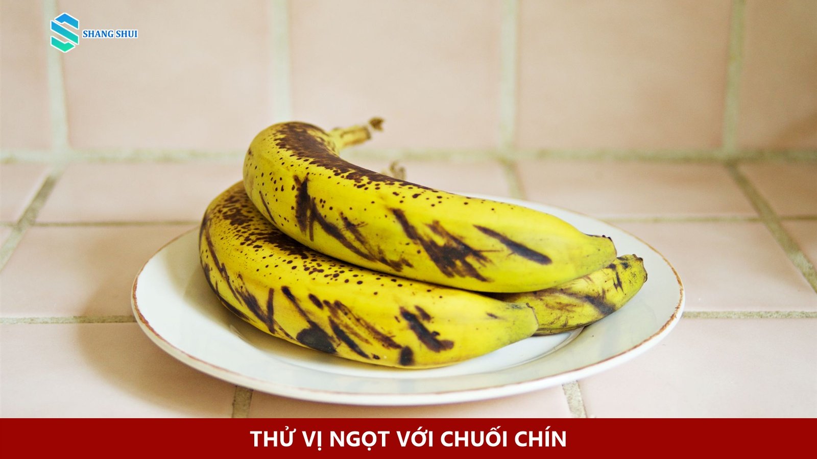 Những quả chuối chín trên đĩa trắng