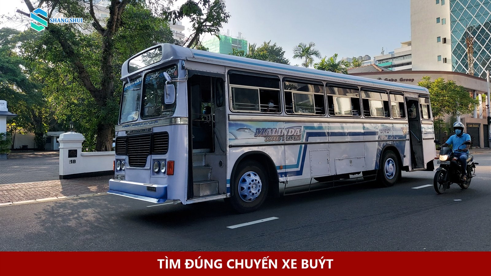Xe buýt chạy trên đường phố Colombo trong ảnh năm 2021.