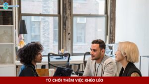Nhóm đồng nghiệp trao đổi và sắp xếp công việc tại bàn