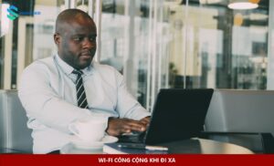 Người dùng laptop tại quán cà phê