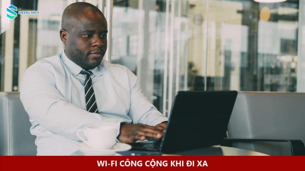 Người dùng laptop tại quán cà phê