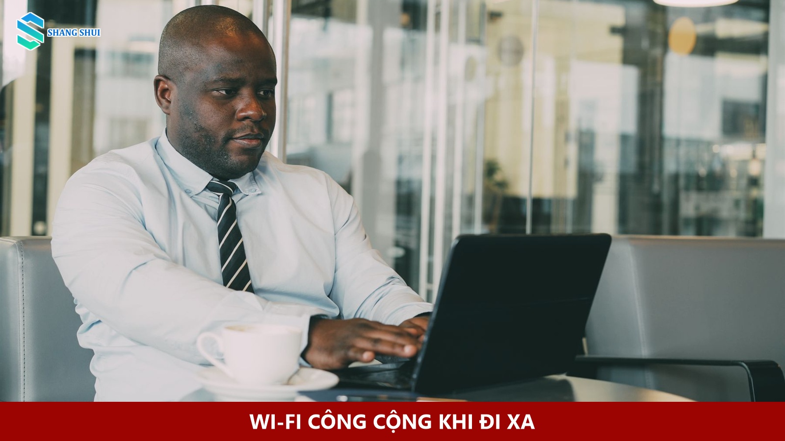Người dùng laptop tại quán cà phê