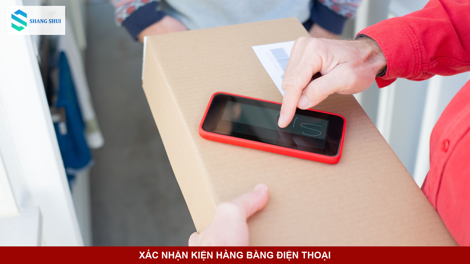 Một người xác nhận việc nhận kiện hàng bằng điện thoại đặt trên hộp