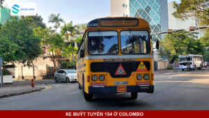 Xe buýt tuyến 154 trên đường phố Colombo trong ảnh chụp năm 2021