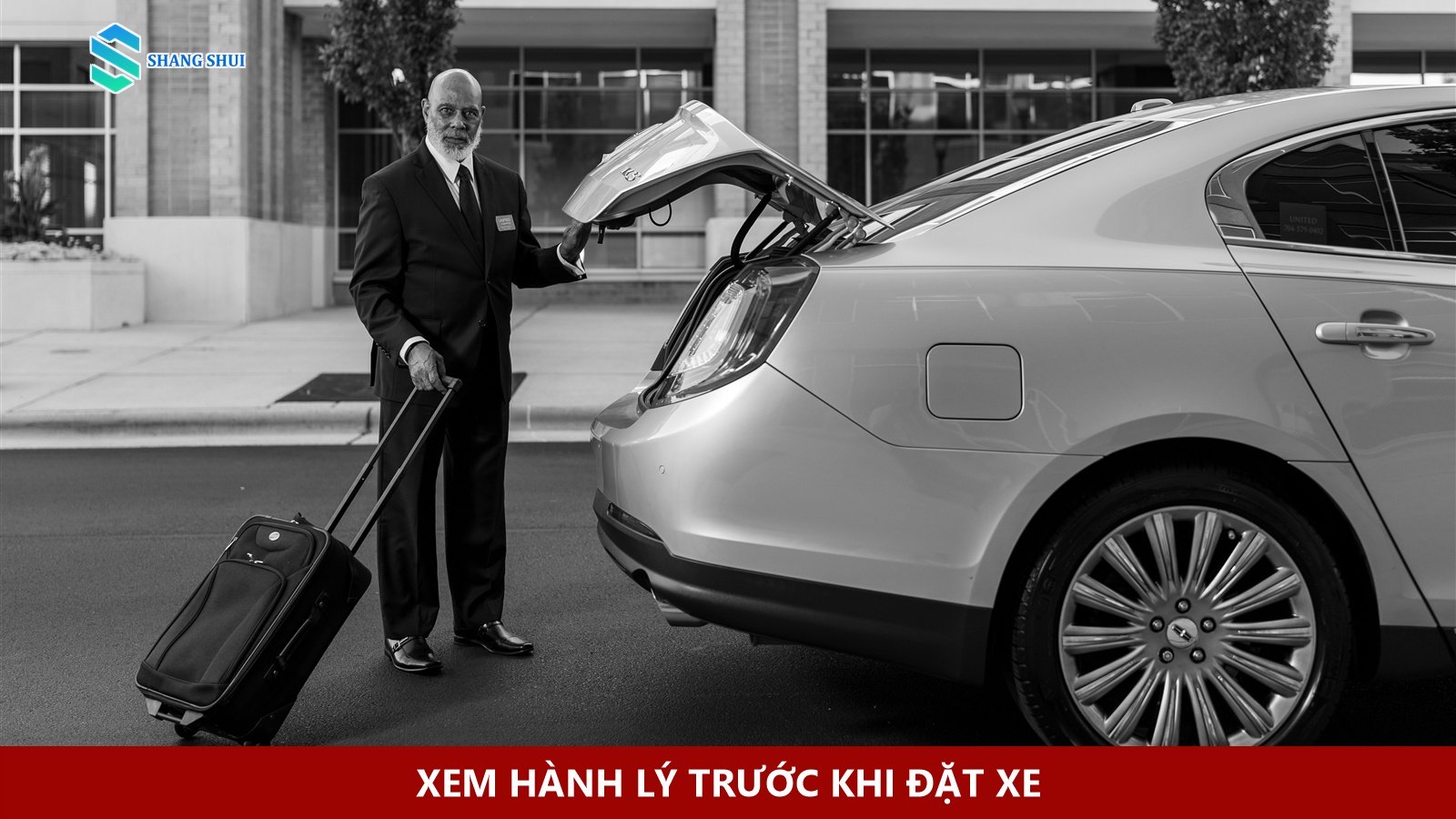 Người lái xe xếp vali vào cốp ô tô trong ảnh minh họa.