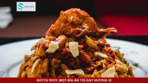 Đĩa kottu roti với bánh cắt nhỏ, rau và phần nhân trong sốt cà ri